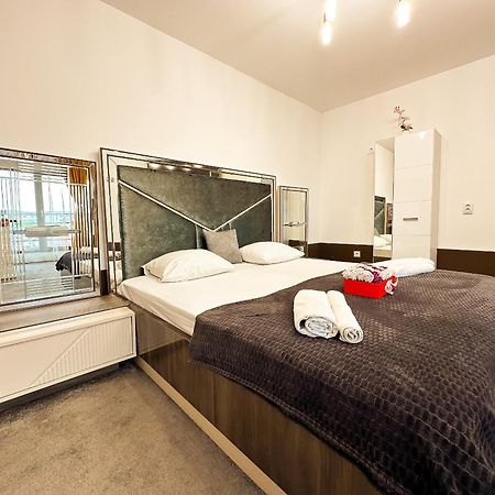 The Royal - Studio With Balcony & Panoramic View Крайова Екстериор снимка