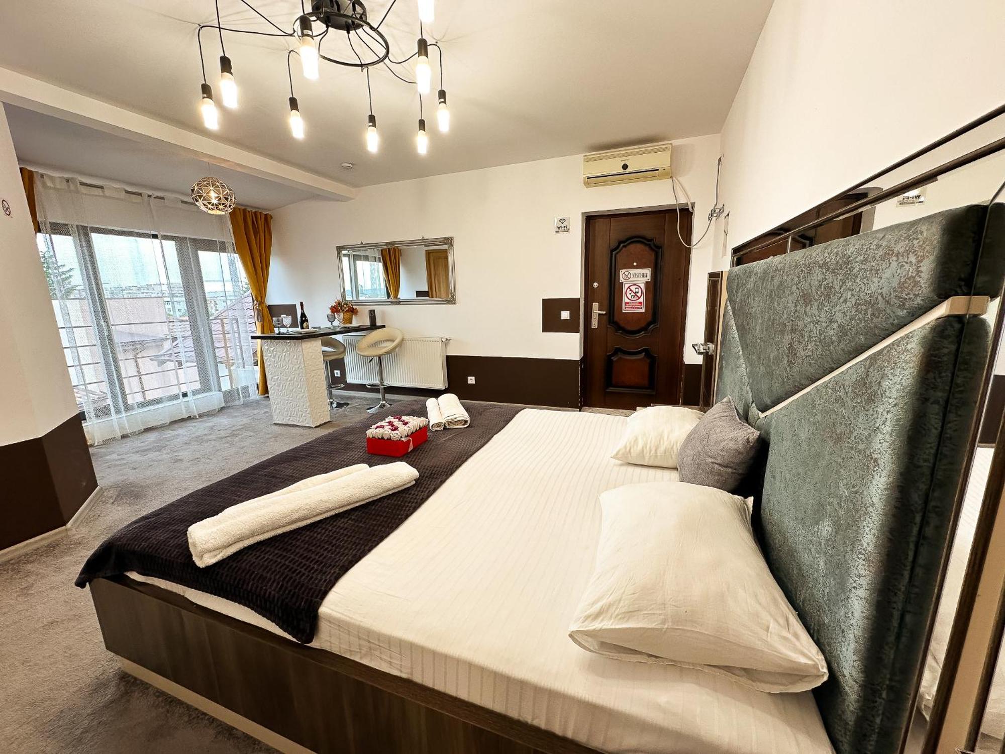 The Royal - Studio With Balcony & Panoramic View Крайова Екстериор снимка