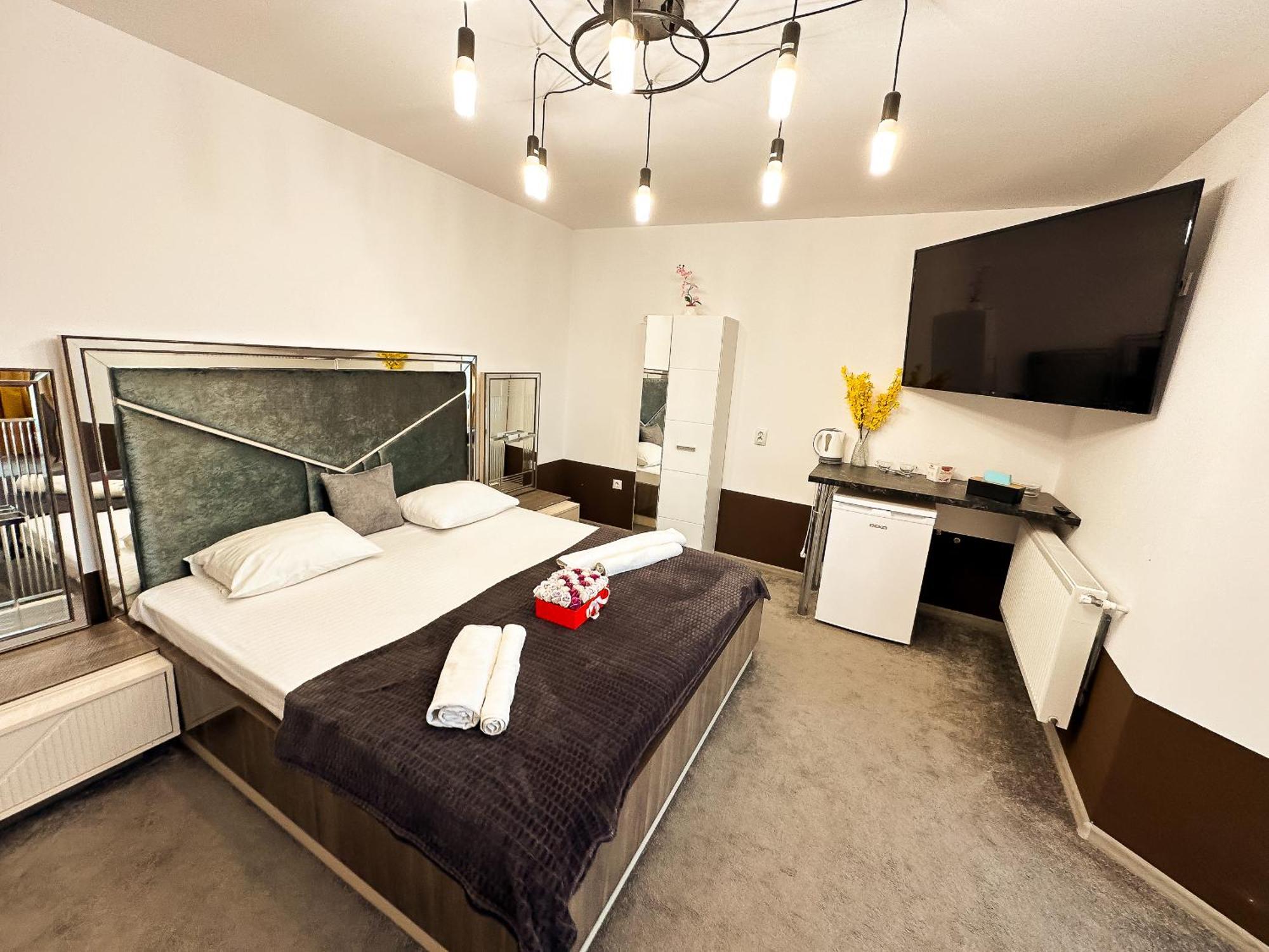 The Royal - Studio With Balcony & Panoramic View Крайова Екстериор снимка