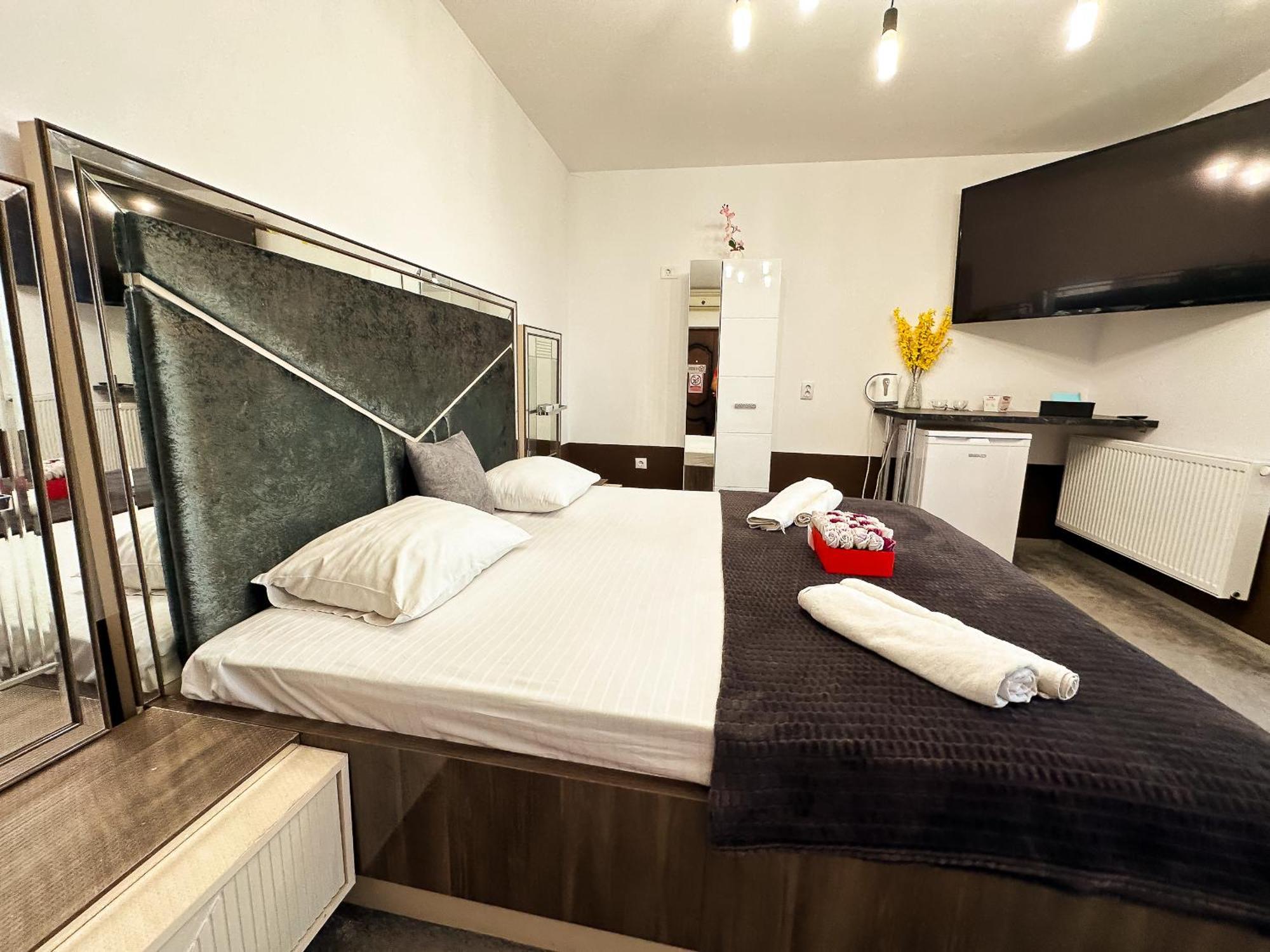 The Royal - Studio With Balcony & Panoramic View Крайова Екстериор снимка