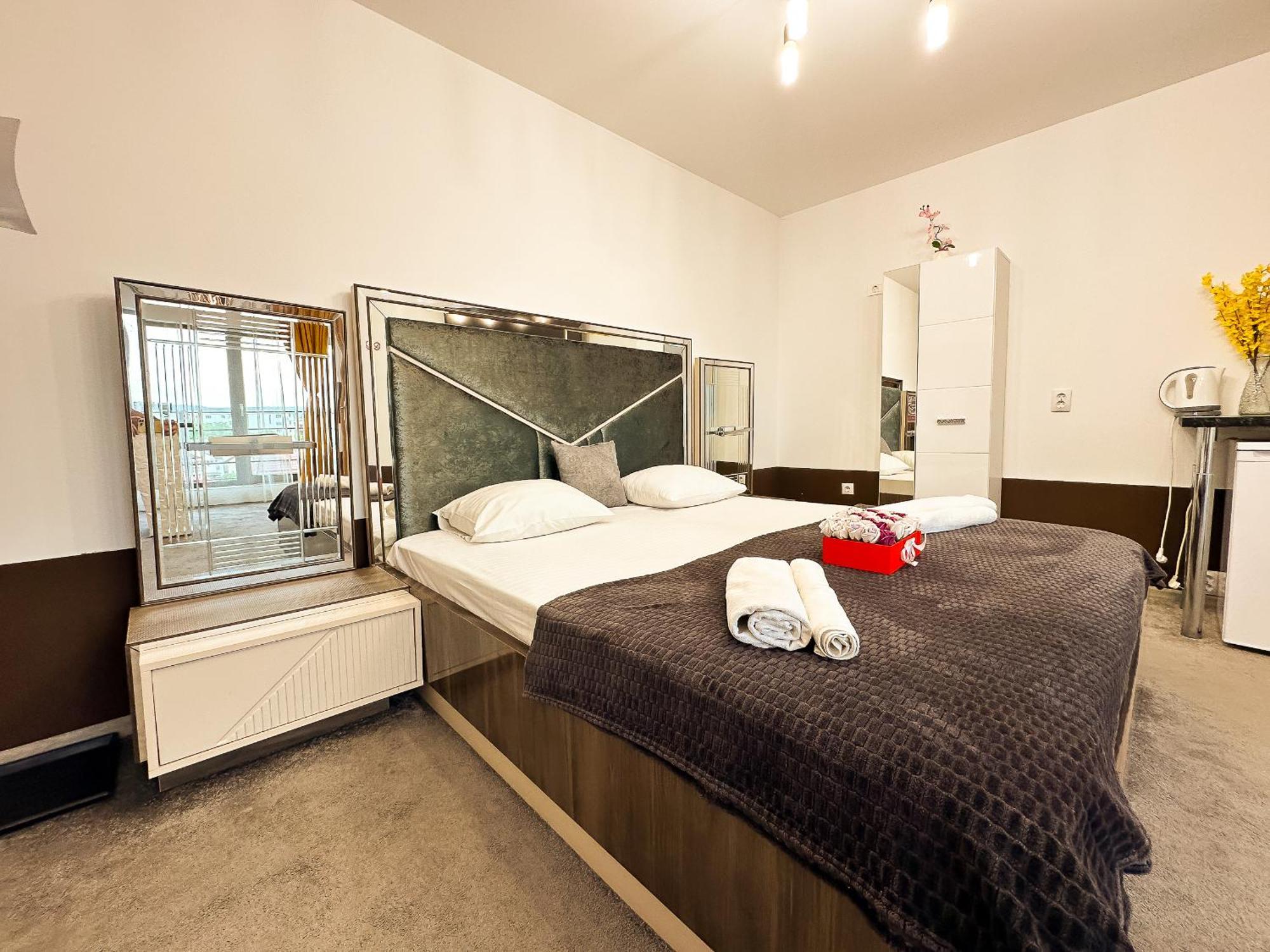 The Royal - Studio With Balcony & Panoramic View Крайова Екстериор снимка