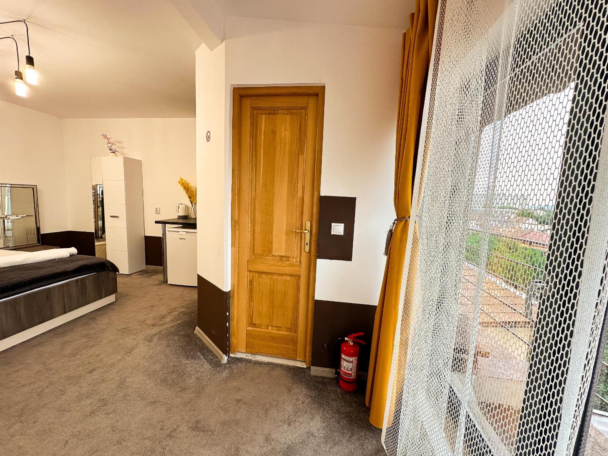 The Royal - Studio With Balcony & Panoramic View Крайова Екстериор снимка