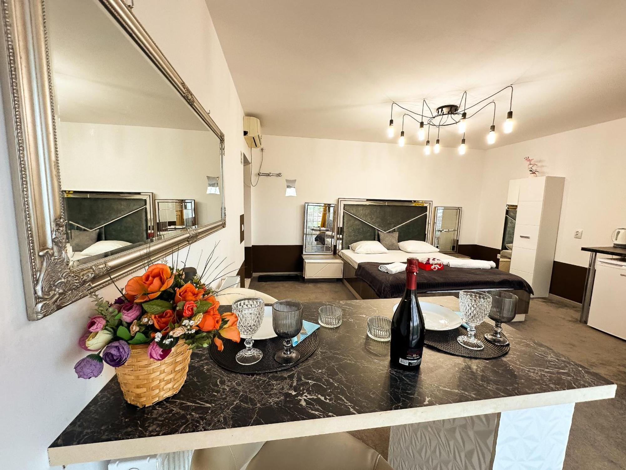 The Royal - Studio With Balcony & Panoramic View Крайова Екстериор снимка